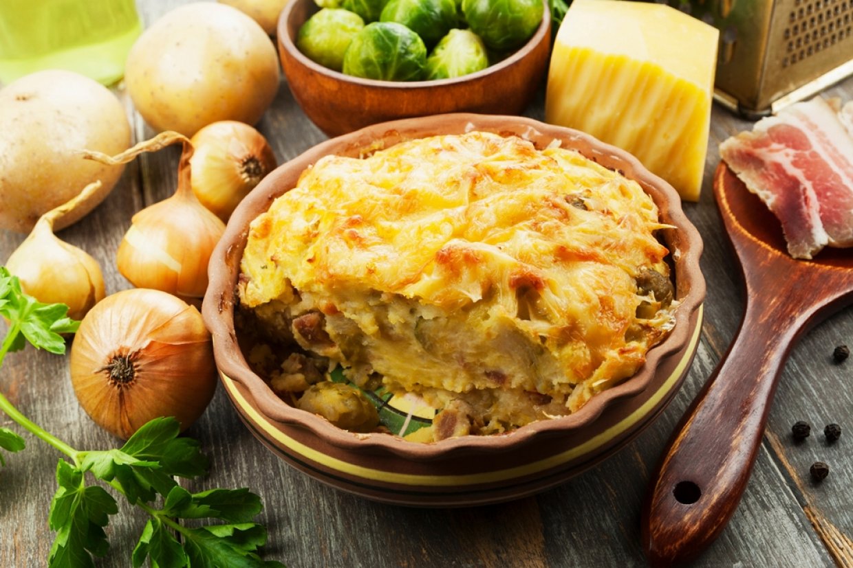 Картофельная запеканка с фаршем и брюссельской капустой Картофельная запеканка с фаршем и брюссельской капустой
