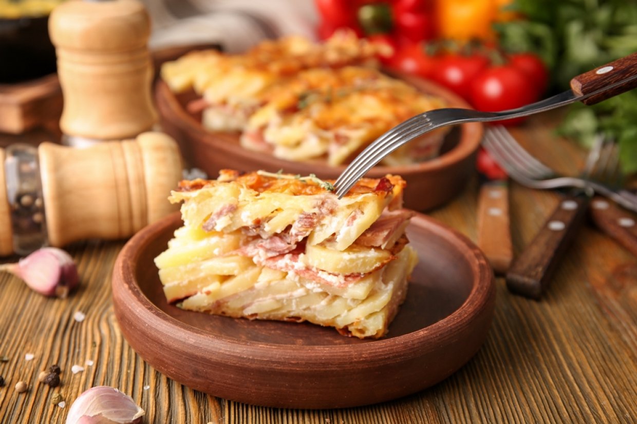 Картофельная запеканка с беконом в мультиварке