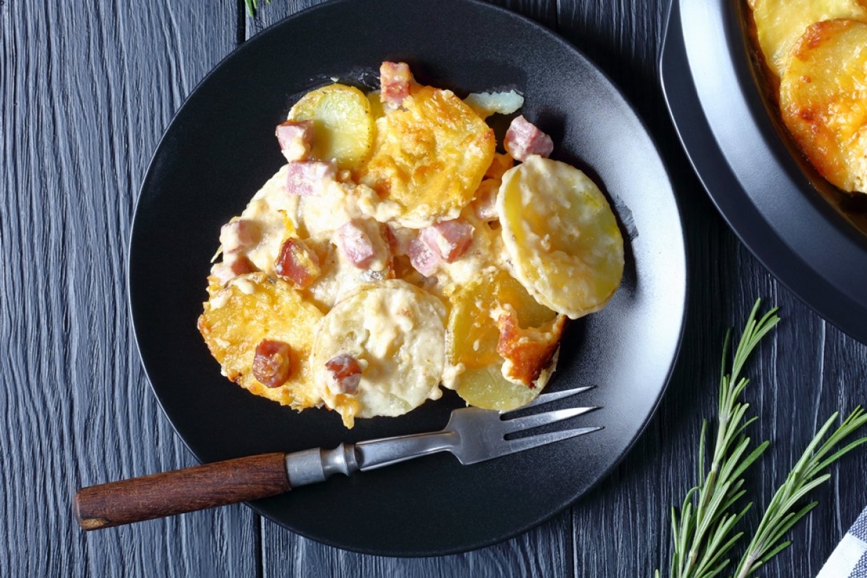Картофельная запеканка с ветчиной и сметаной Картофельная запеканка с ветчиной и сметаной