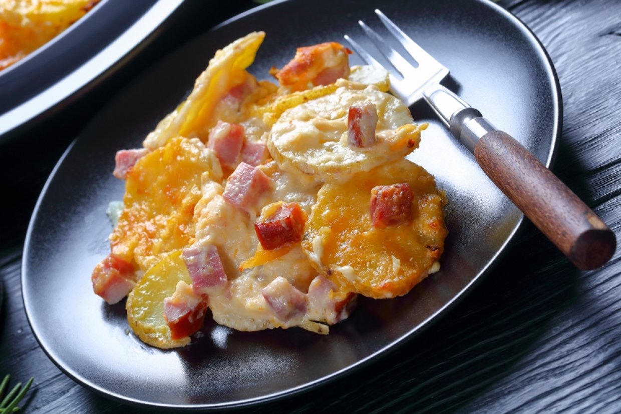 Картофельная запеканка с колбасой и сливками Картофельная запеканка с колбасой и сливками
