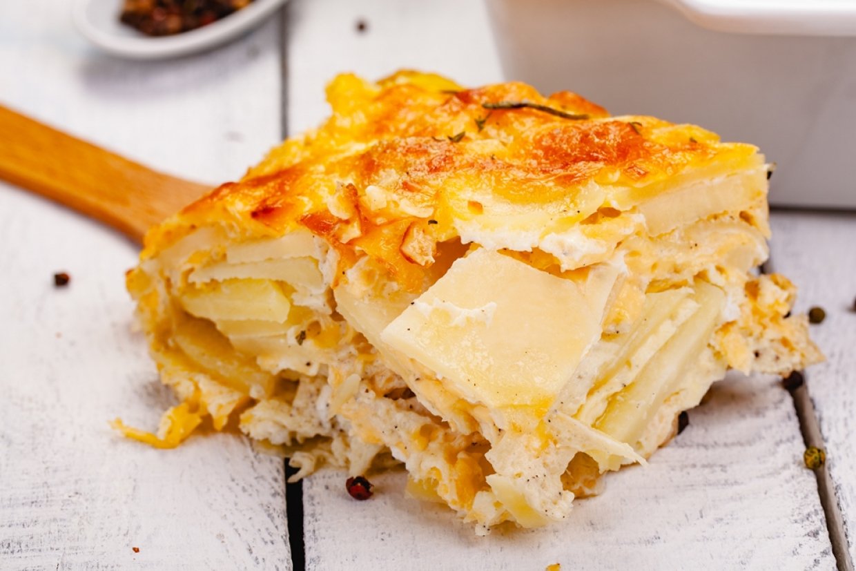 Картофельная запеканка с сырной заливкой Картофельная запеканка с сырной заливкой