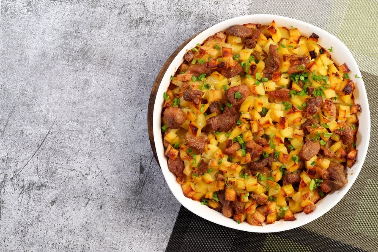 Картофельная запеканка с говядиной и беконом Картофельная запеканка с говядиной и беконом