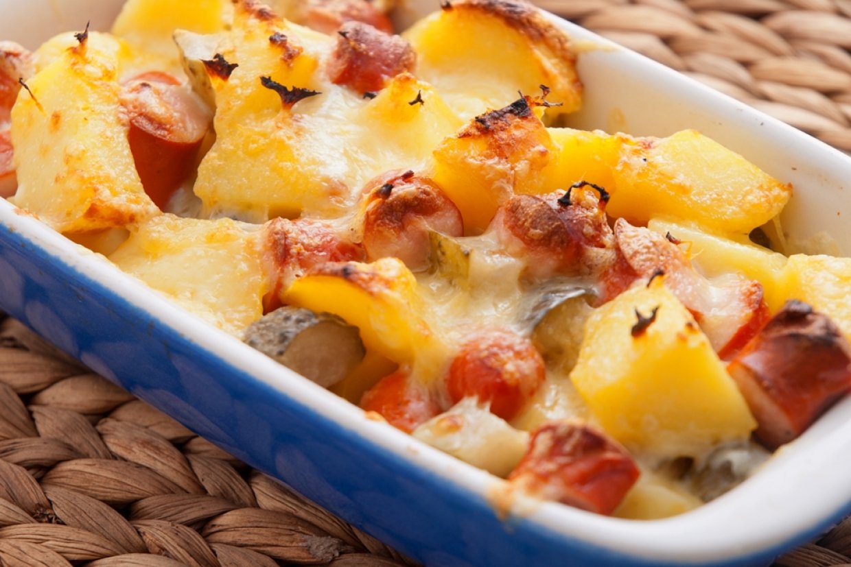 Картофельная запеканка с сосисками и маринованными огурцами