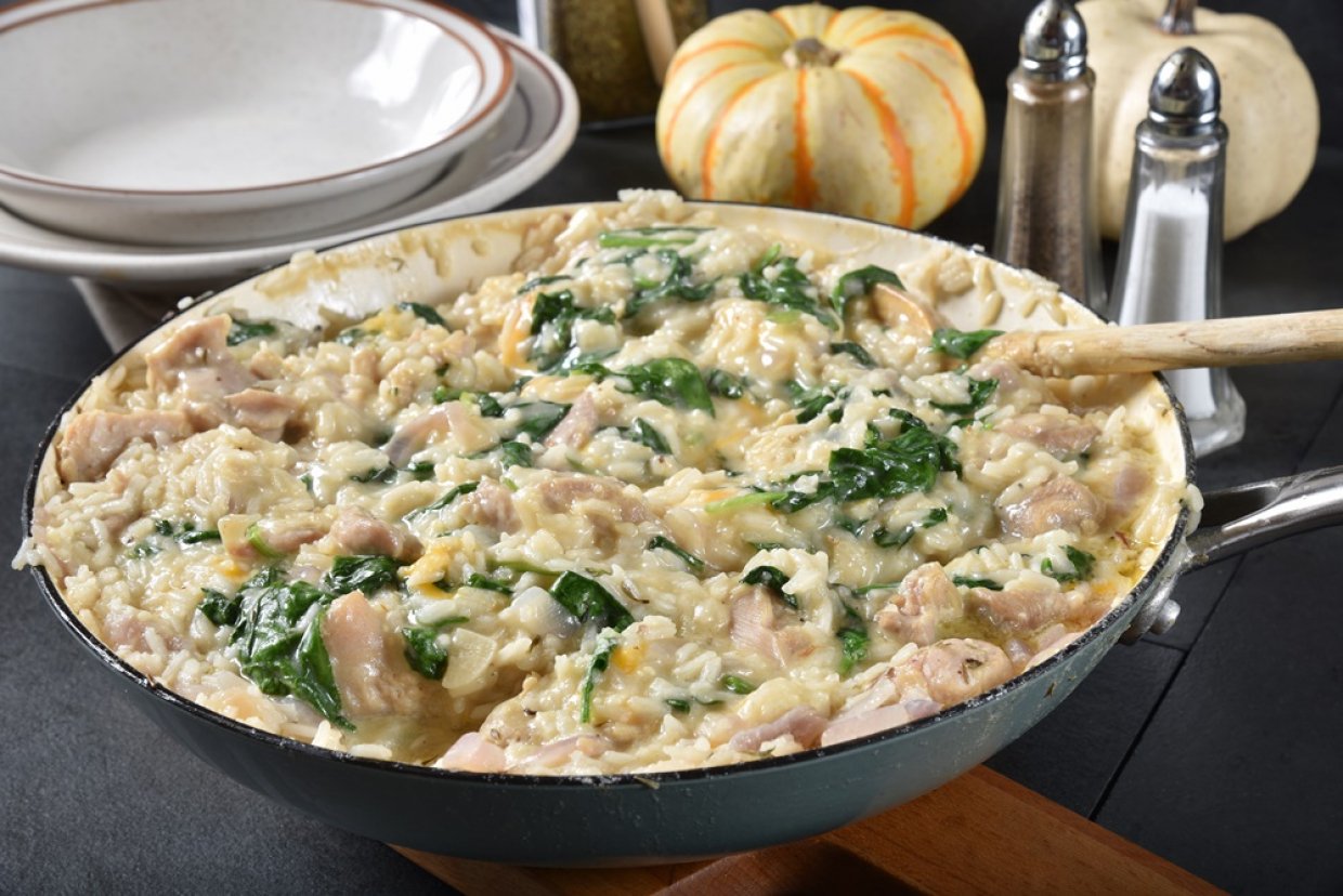Рисовая запеканка с курицей и шпинатом на сковороде Рисовая запеканка с курицей и шпинатом на сковороде