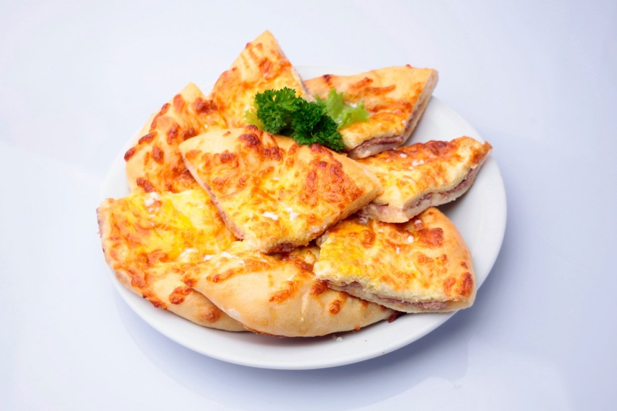 Хачапури мегрули на простокваше с мясом и овощами Хачапури мегрули на простокваше с мясом и овощами