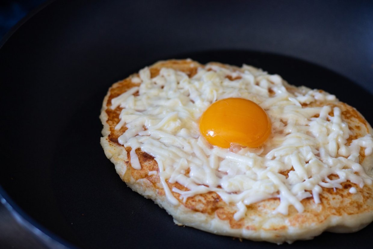 Хачапури с сыром и яйцом на сковороде Хачапури с сыром и яйцом на сковороде
