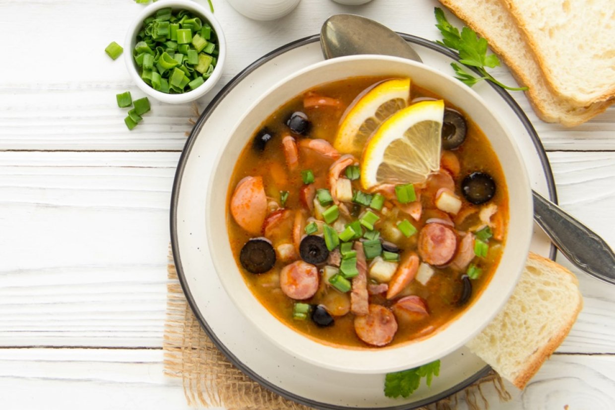 Солянка с курицей и сосисками Солянка с курицей и сосисками