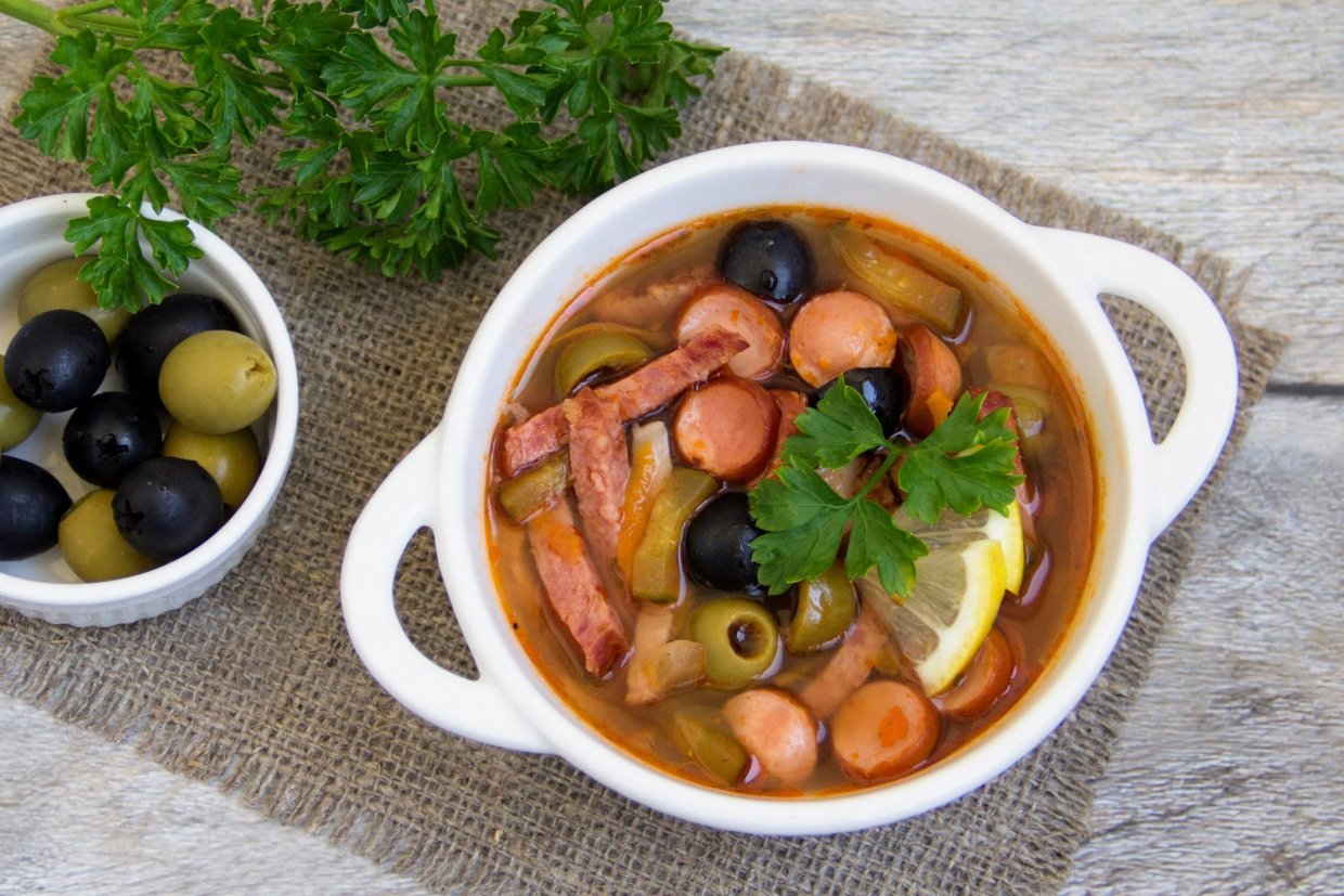 Солянка с маслинами и оливками Солянка с маслинами и оливками