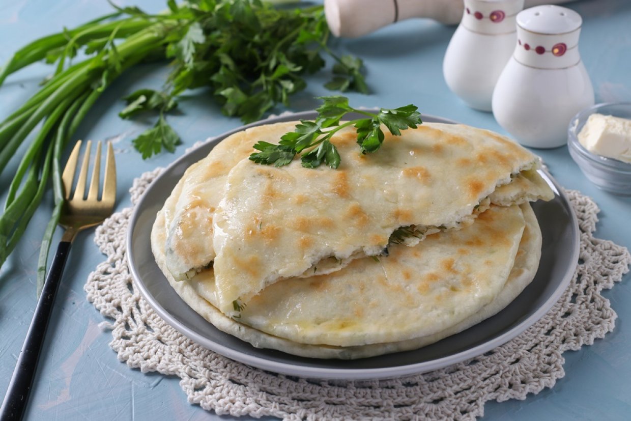 Хачапури с брынзой и зеленым луком на сковороде Хачапури с брынзой и зеленым луком на сковороде