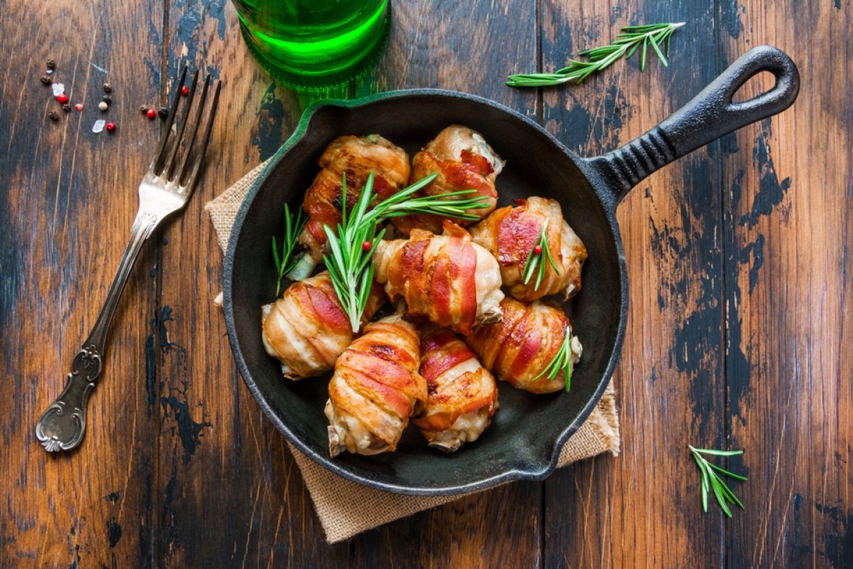 Куриные ножки в беконе на сковороде Куриные ножки в беконе на сковороде