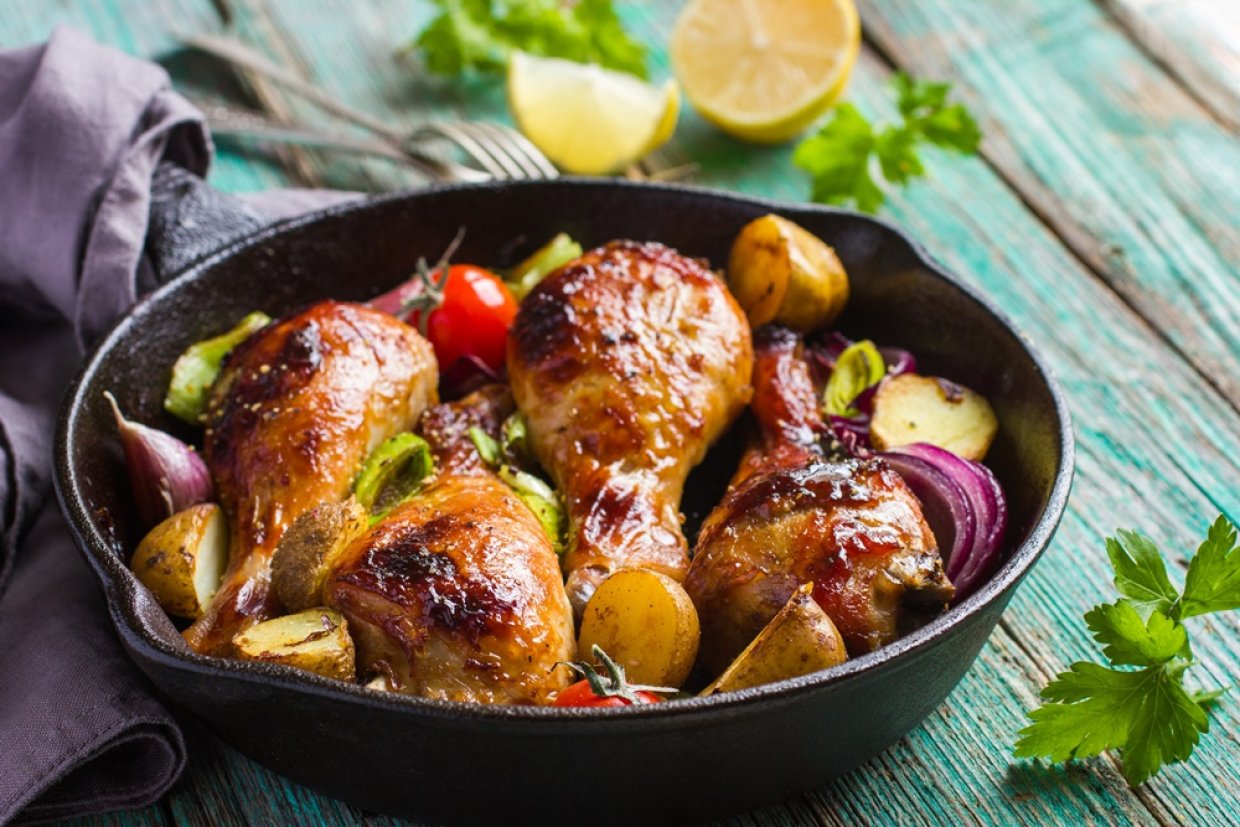 Куриные ножки с молодым картофелем и луком Куриные ножки с молодым картофелем и луком