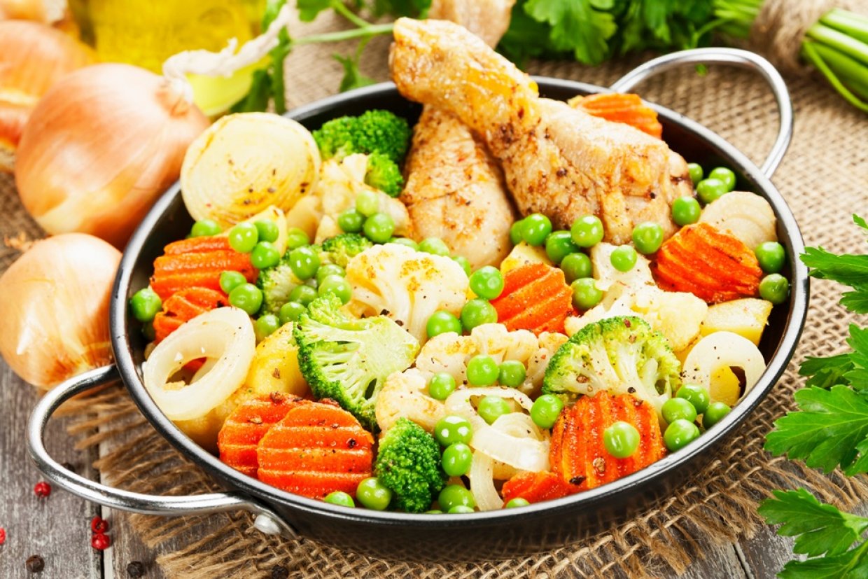 Куриные ножки с овощами и зеленым горошком Куриные ножки с овощами и зеленым горошком