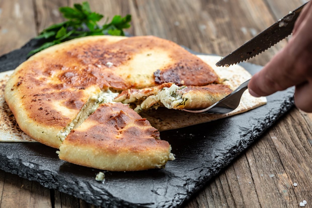 Хачапури с курицей и творогом на сковороде