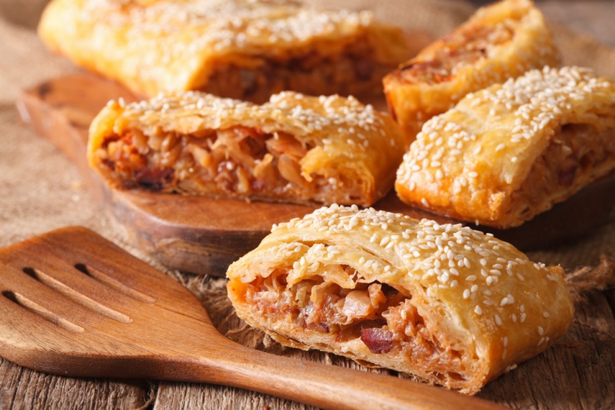 Слойки с капустой и сосисками Слойки с капустой и сосисками