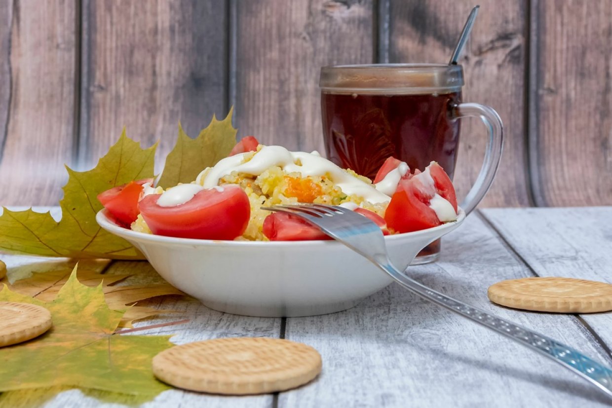 Рисовая каша с овощами на сковороде