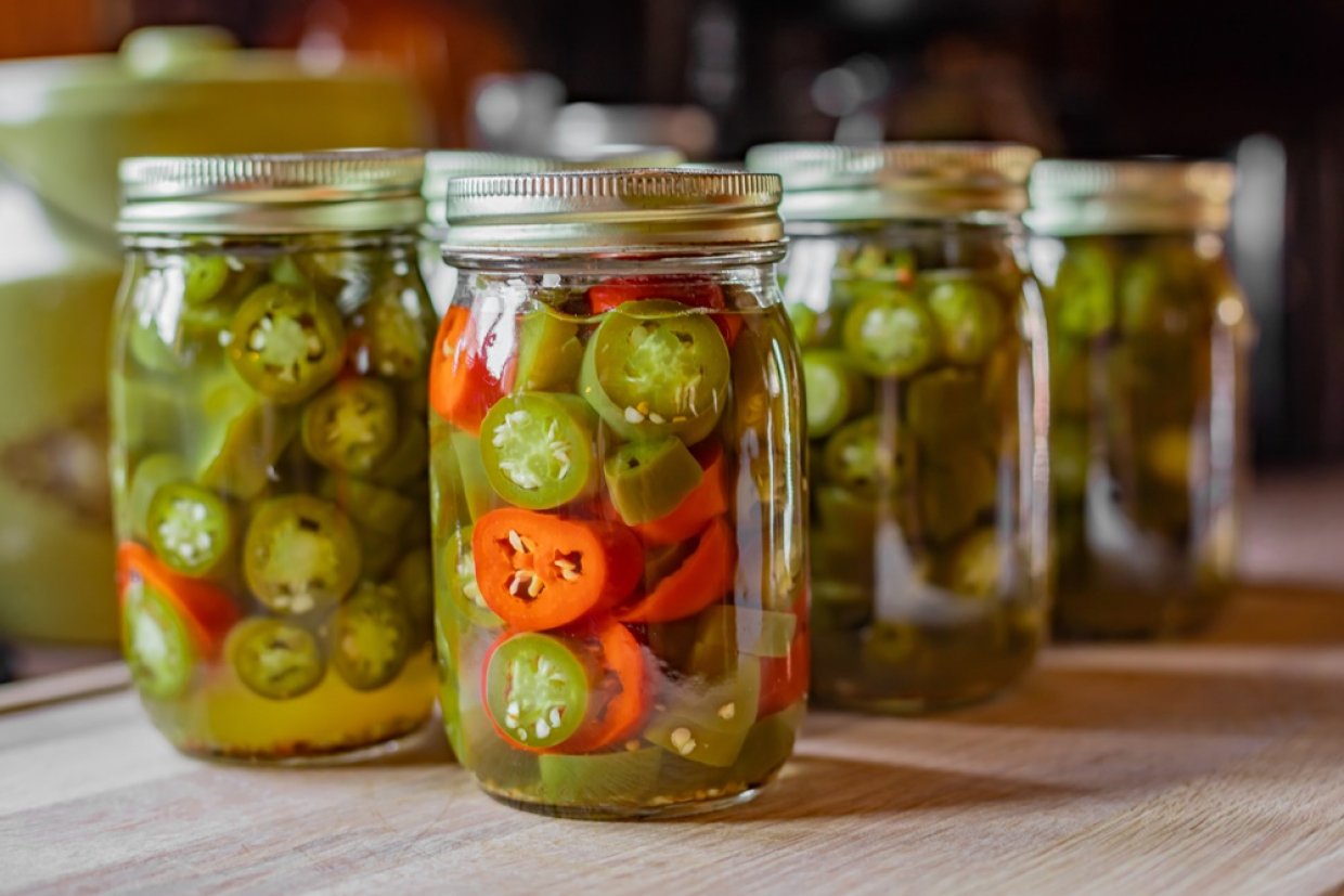 Маринованный чили и халапеньо Маринованный чили и халапеньо