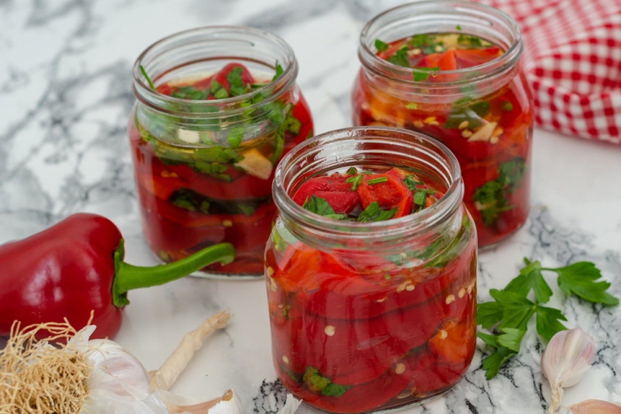 Консервированный перец с чесноком и кинзой