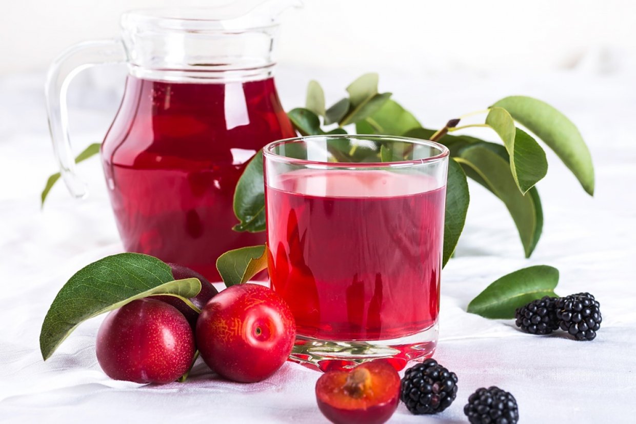 Компот из сливы, вишни и ежевики