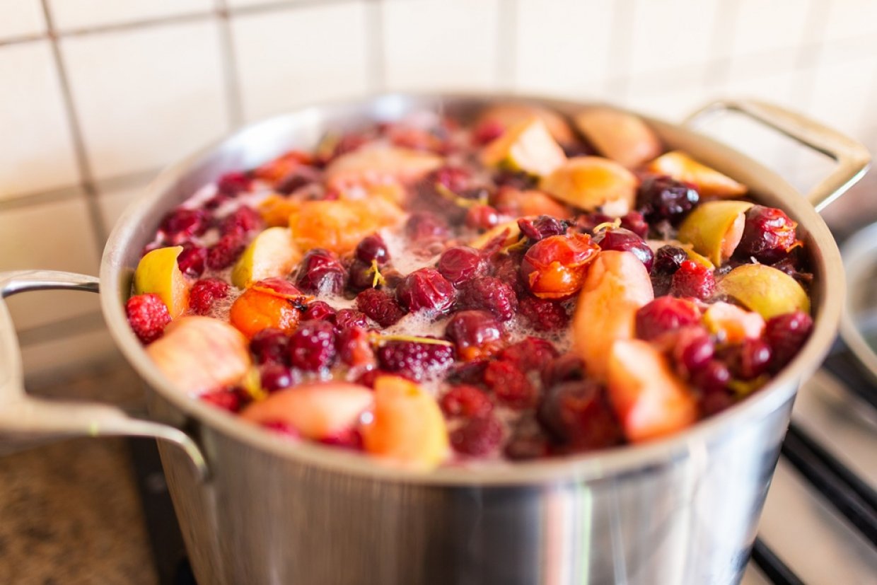 Компот с яблоками, абрикосами и ягодами Компот с яблоками, абрикосами и ягодами