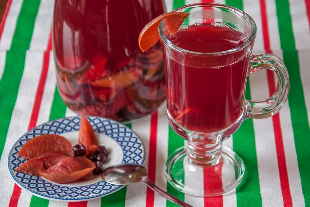 Компот из яблок и ягод Компот из яблок и ягод