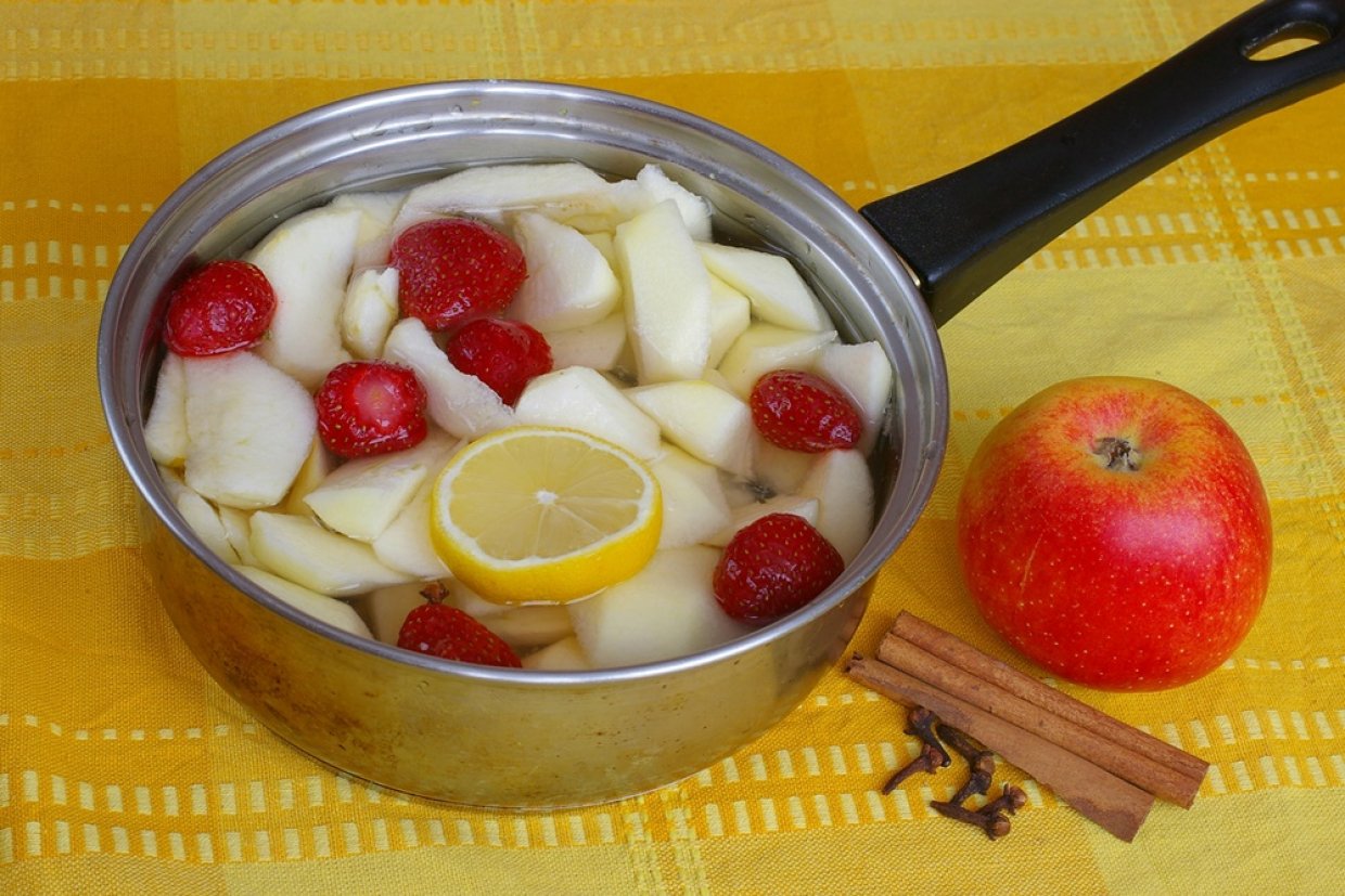 Компот из яблок и клубники с лимоном Компот из яблок и клубники с лимоном