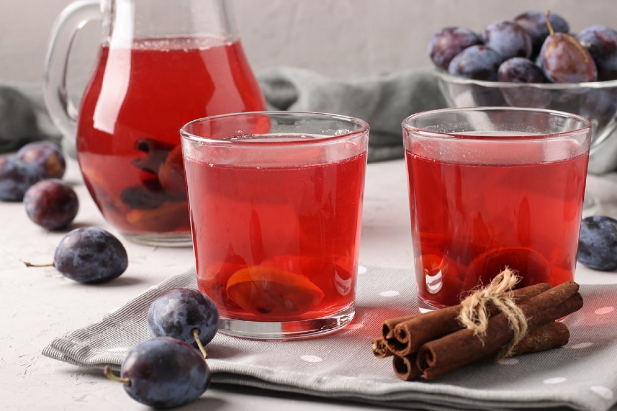 Сливовый компот с корицей