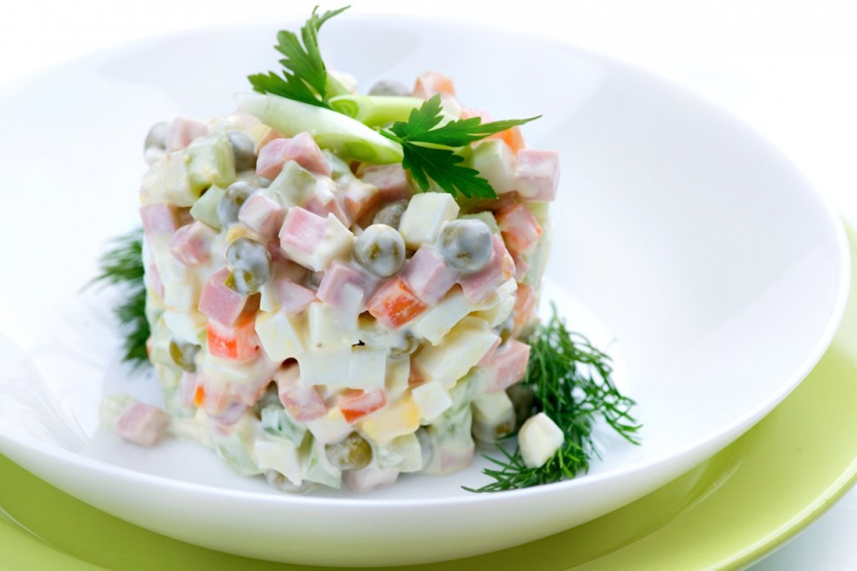 Оливье с колбасой, горошком и соленым огурцом Оливье с колбасой, горошком и соленым огурцом