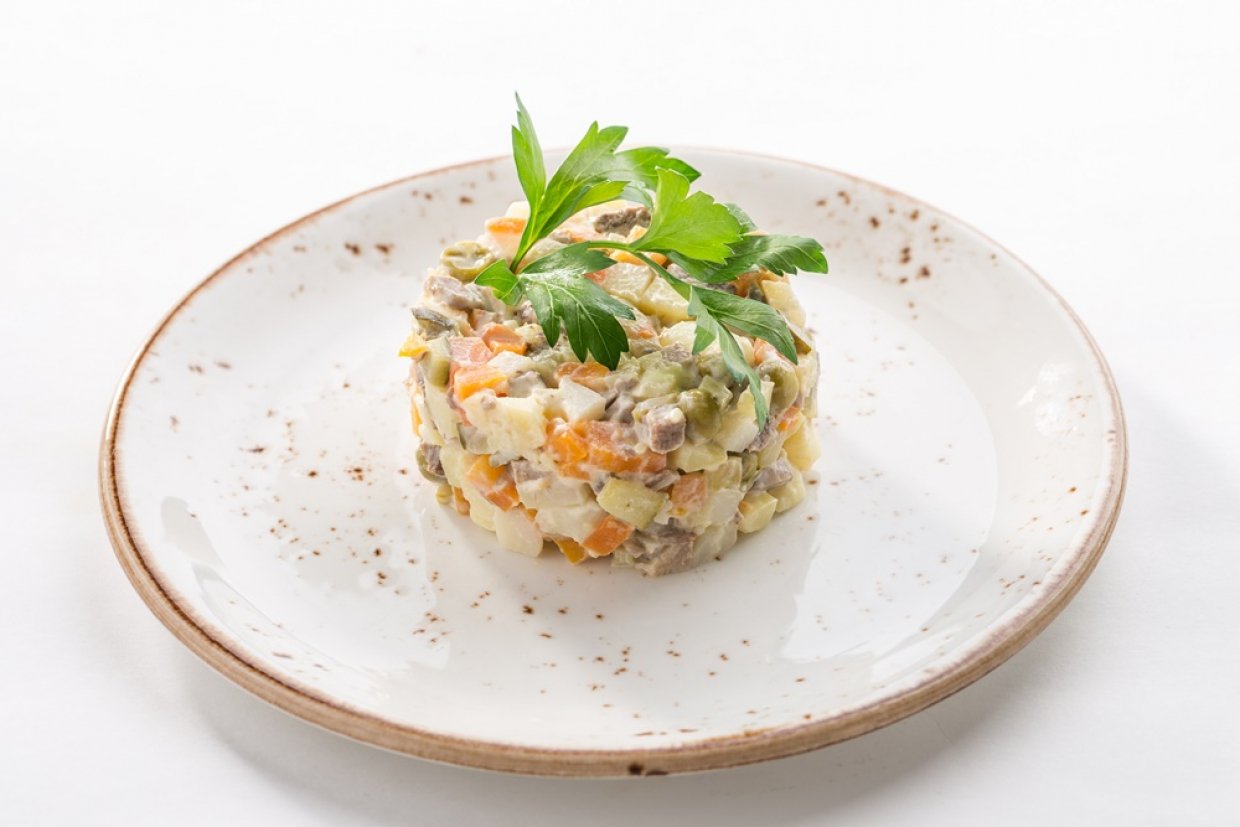 Оливье с копченой курицей Оливье с копченой курицей