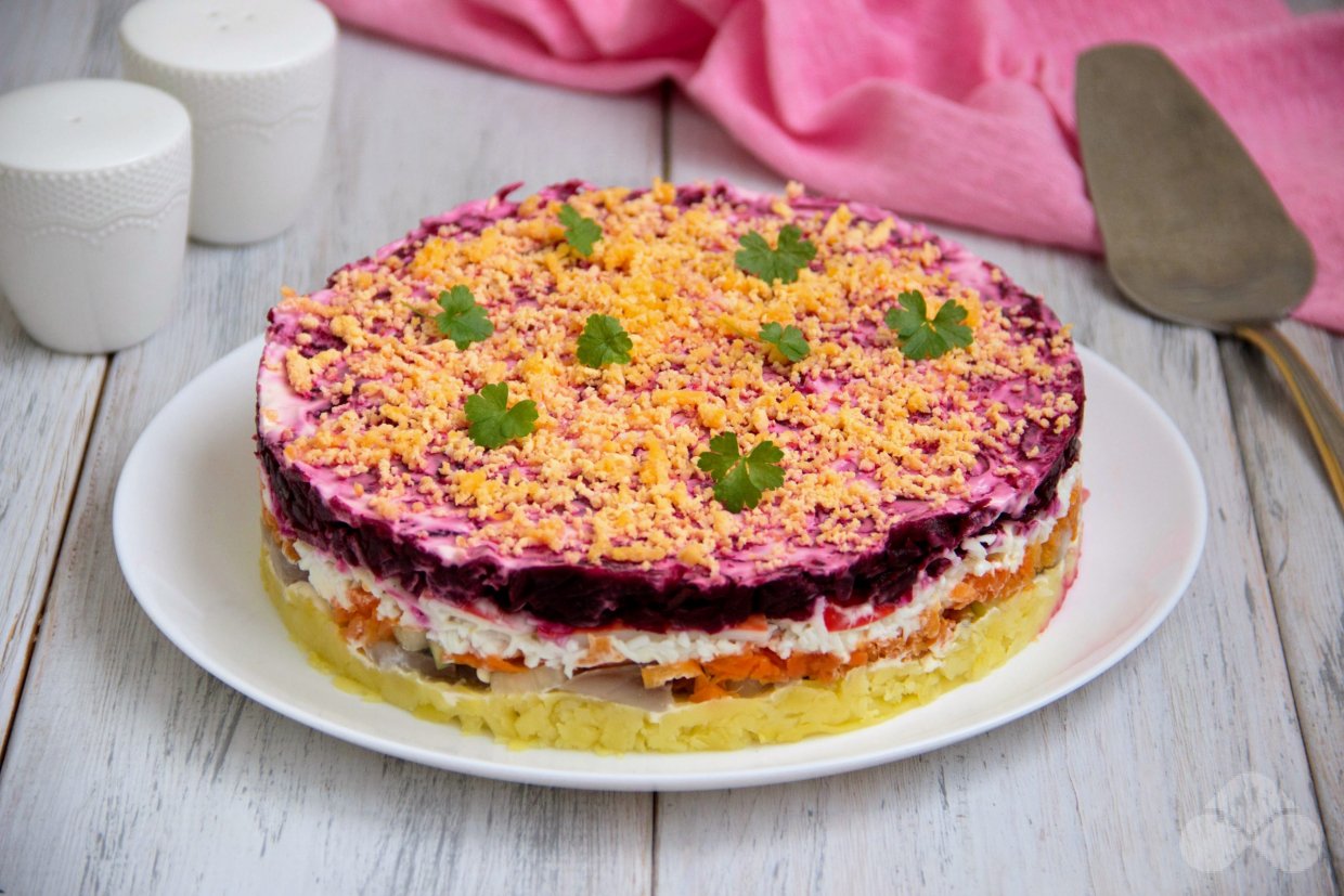 Селедка под шубой с крабовыми палочками