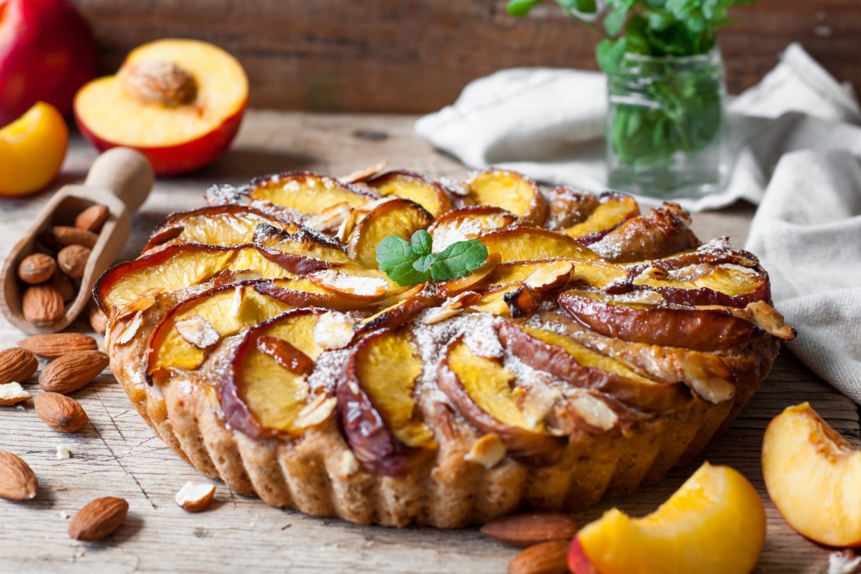 Шарлотка с персиками Шарлотка с персиками