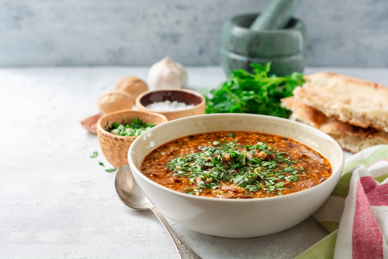 Классический харчо из курицы с рисом и картошкой Классический харчо из курицы с рисом и картошкой
