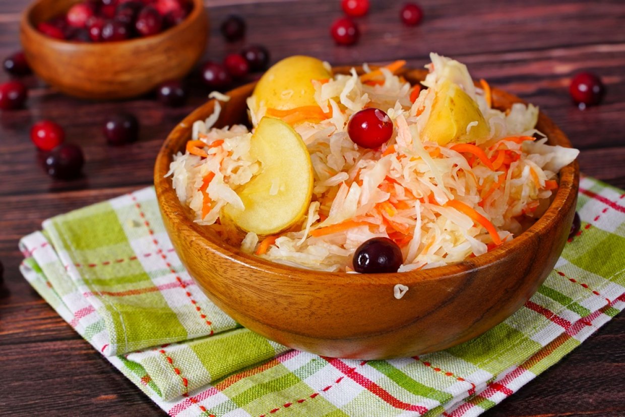 Квашеная капуста с клюквой и яблоками Квашеная капуста с клюквой и яблоками