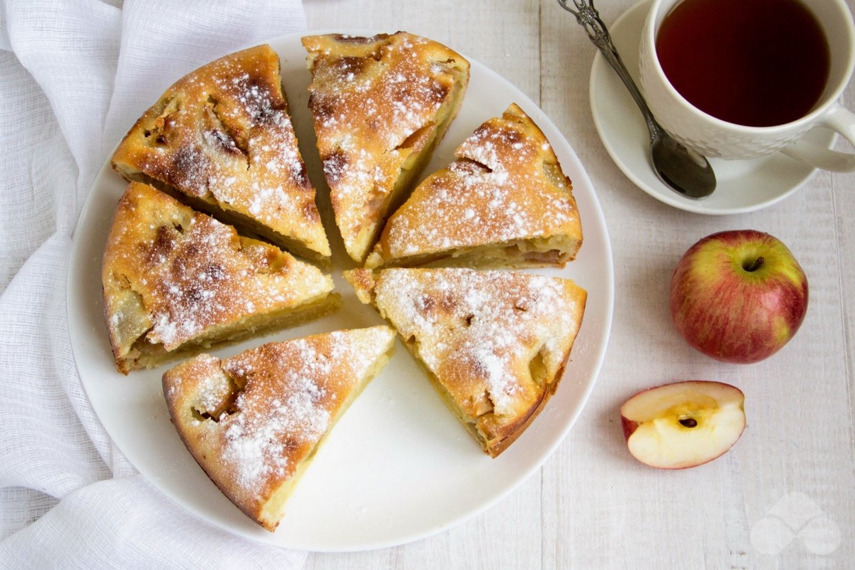 Шарлотка на кефире с яблоками в духовке