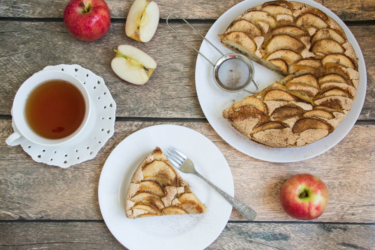 Шарлотка с яблоками без сахара Шарлотка с яблоками без сахара