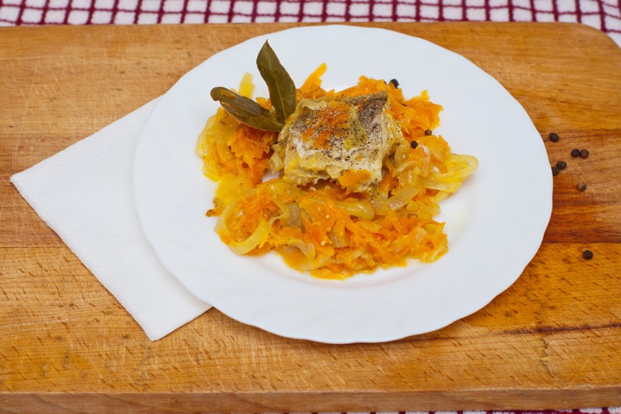 Консервированный минтай с овощами на зиму