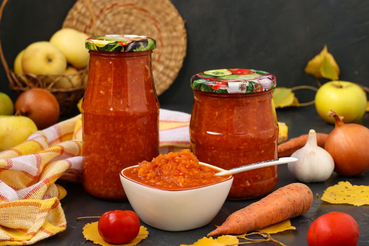 Острая аджика с яблоками на зиму Острая аджика с яблоками на зиму