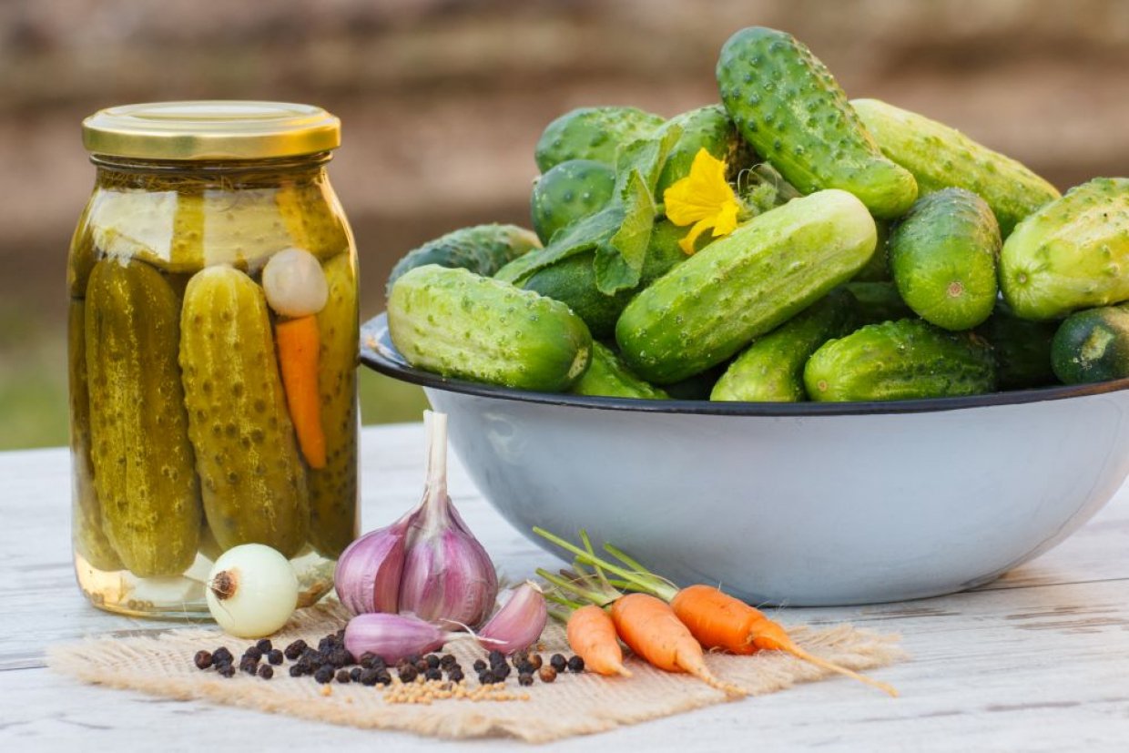 Хрустящие маринованные огурцы с луком и морковью на зиму