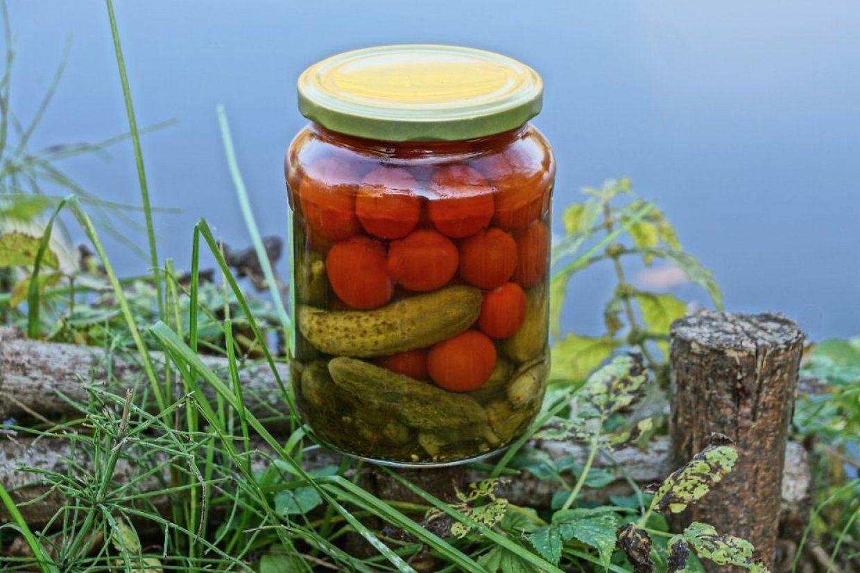 Маринованные огурцы с помидорами на зиму Маринованные огурцы с помидорами на зиму