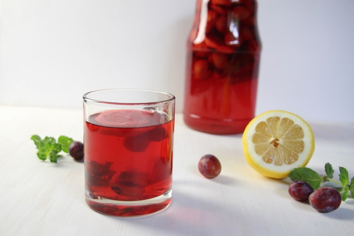 Компот из красной алычи