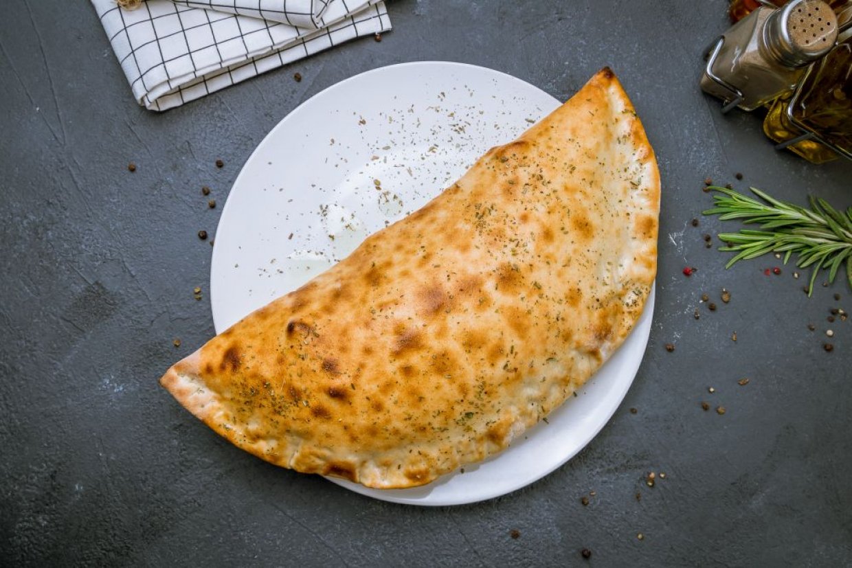 Кальцоне с сыром и ветчиной Кальцоне с сыром и ветчиной