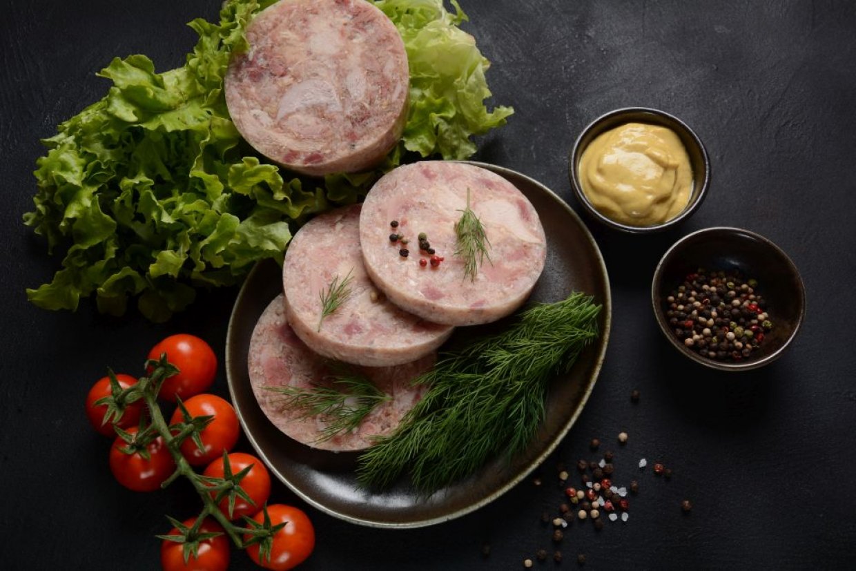 Куриный рулет в бутылке с желатином Куриный рулет в бутылке с желатином