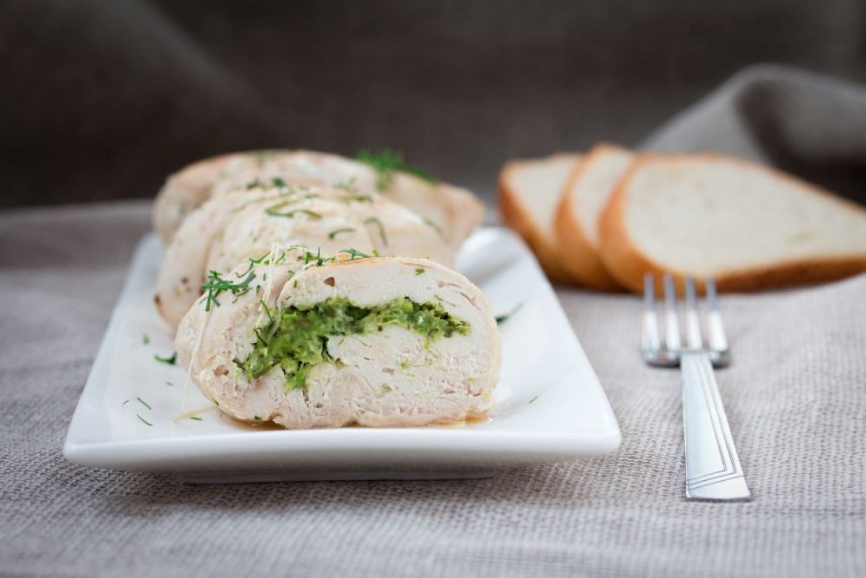 Куриный рулет в духовке в фольге Куриный рулет в духовке в фольге