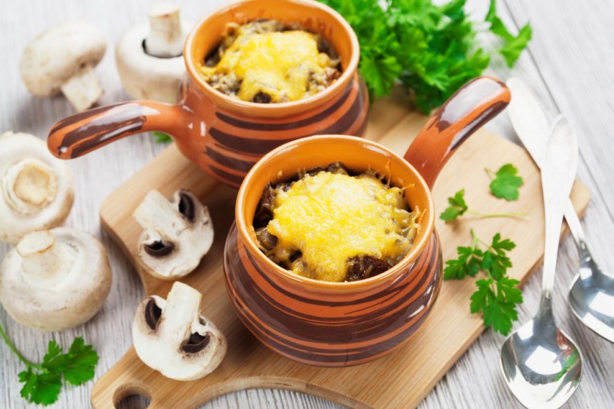 Жульен с курицей и грибами в кокотницах Жульен с курицей и грибами в кокотницах