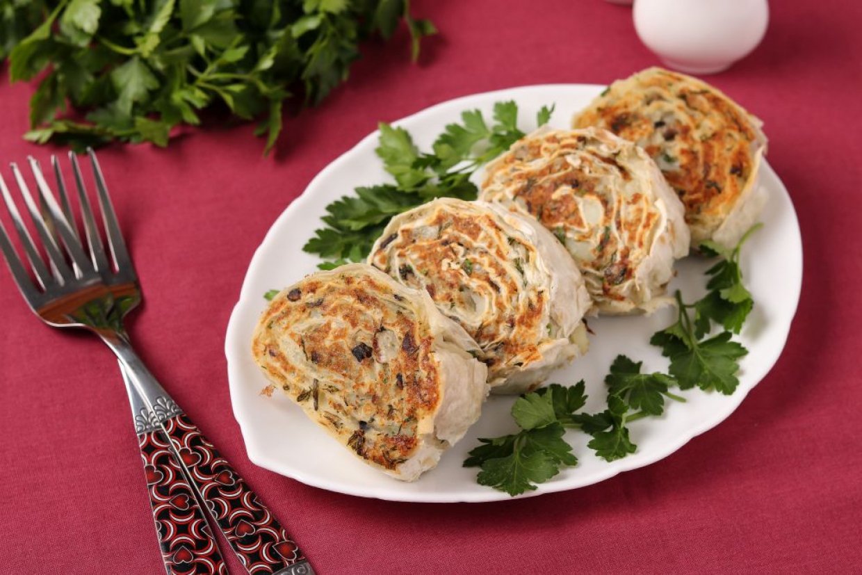 Мясной рулет из фарша в лаваше в духовке Мясной рулет из фарша в лаваше в духовке