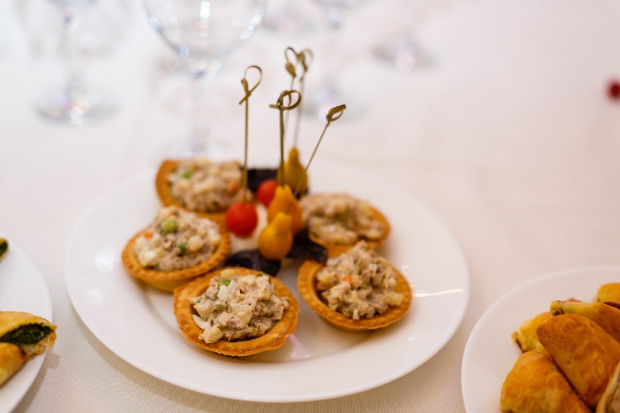 Жульен в тарталетках с курицей Жульен в тарталетках с курицей