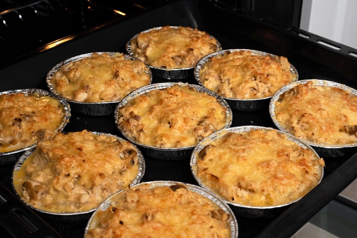 Жульен с курицей и креветками Жульен с курицей и креветками