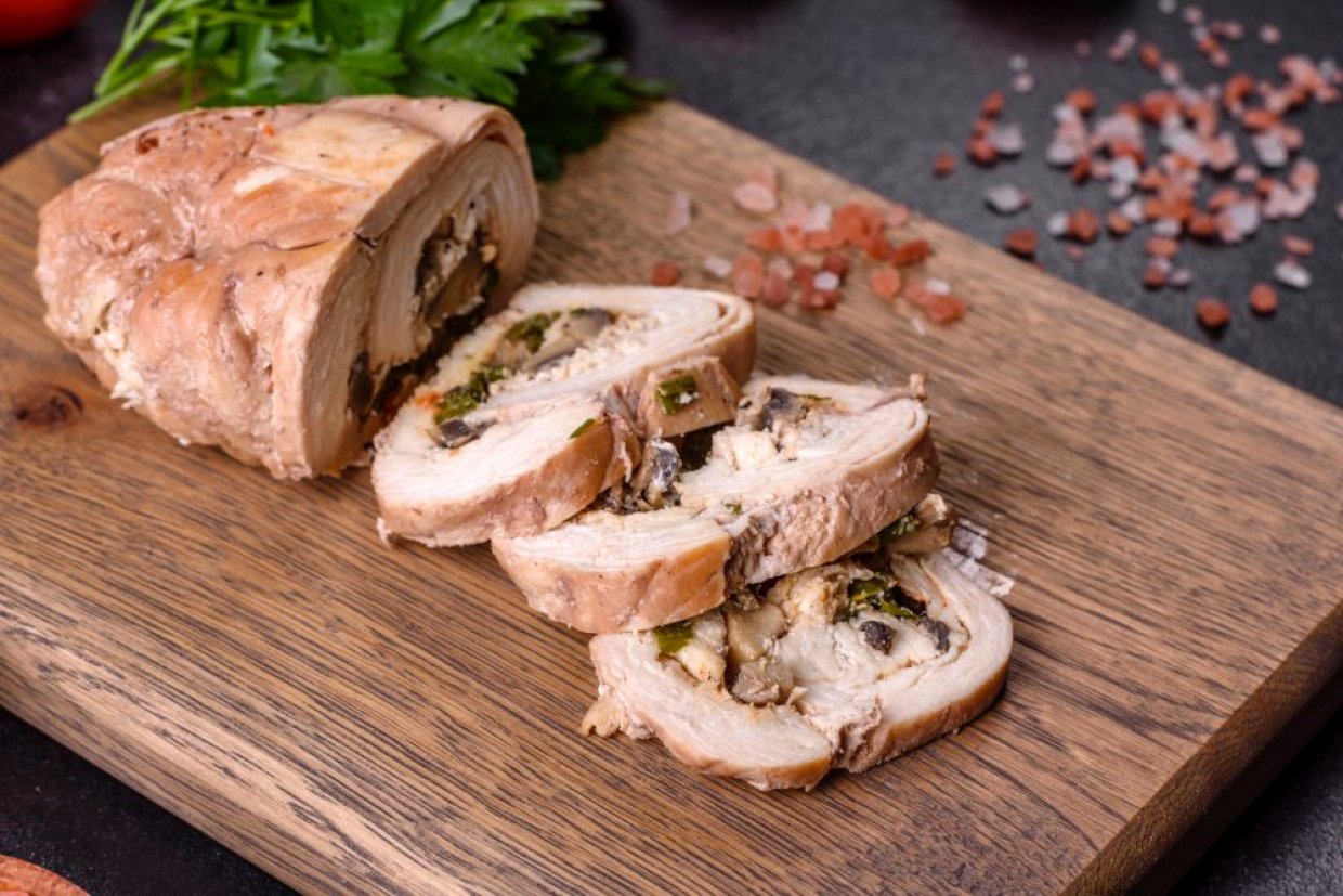 Рулет из куриной грудки с начинкой в духовке Рулет из куриной грудки с начинкой в духовке