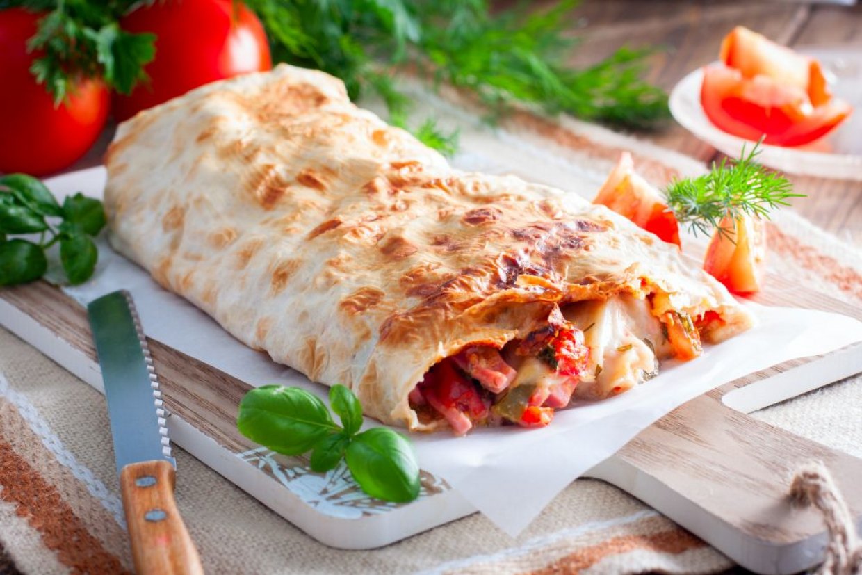 Рулет из лаваша с мясом и сыром в духовке Рулет из лаваша с мясом и сыром в духовке