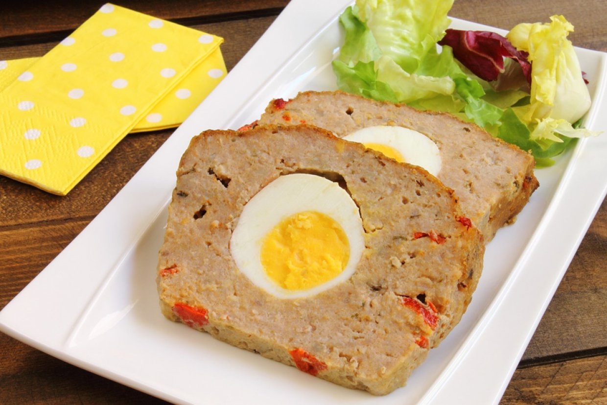 Мясной рулет из фарша с яйцом и сыром в духовке Мясной рулет из фарша с яйцом и сыром в духовке