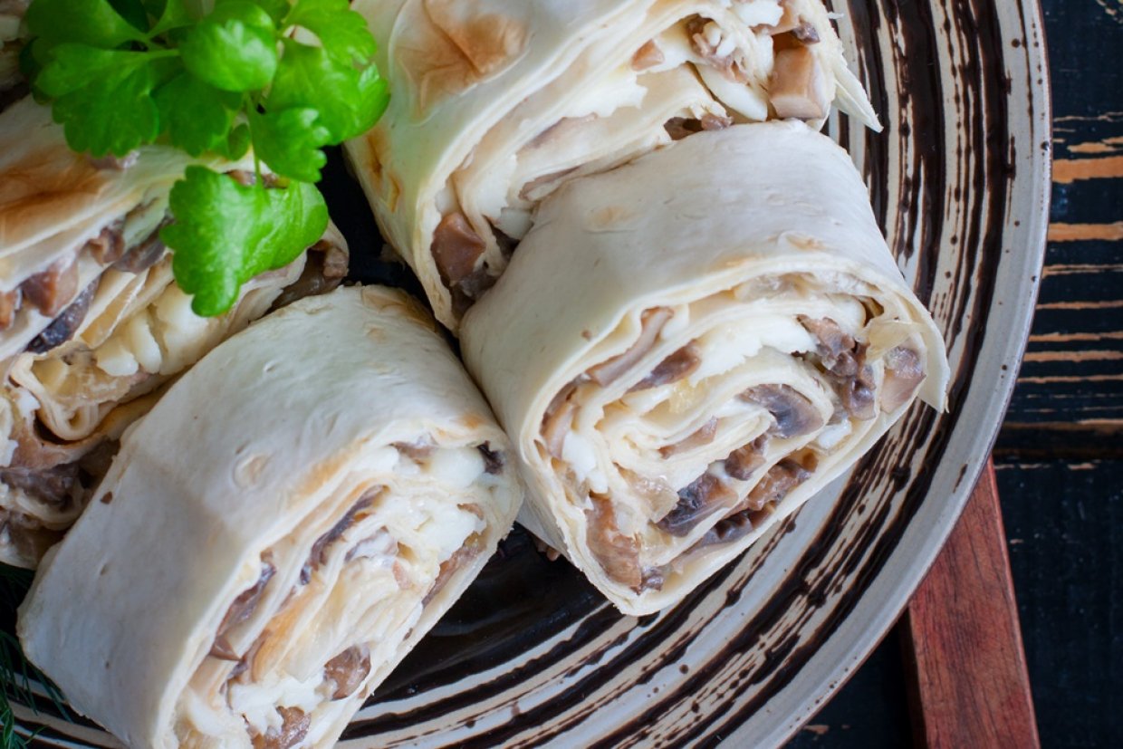 Рулет из лаваша с копченой курицей Рулет из лаваша с копченой курицей